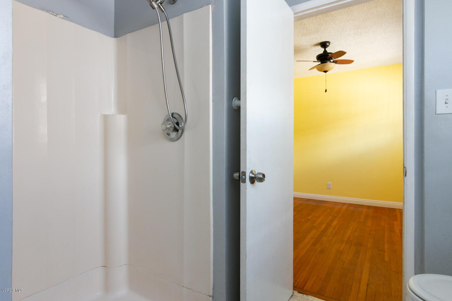 1119 West Roderick Avenue Oxnard, CA 93030 - Photo 16 of 26 1119 W Roderick Ave-016-018-Master Bath-