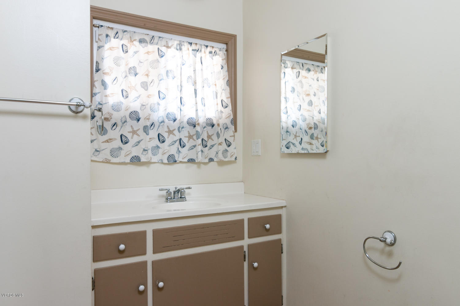 1119 West Roderick Avenue Oxnard, CA 93030 - Photo 18 of 26 1119 W Roderick Ave-020-015-Bathroom-MLS