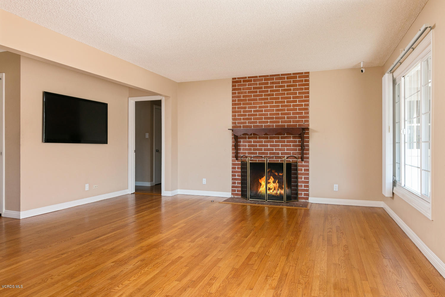 1119 West Roderick Avenue Oxnard, CA 93030 - Photo 3 of 26 1119 W Roderick Ave-005-012-Living Room-