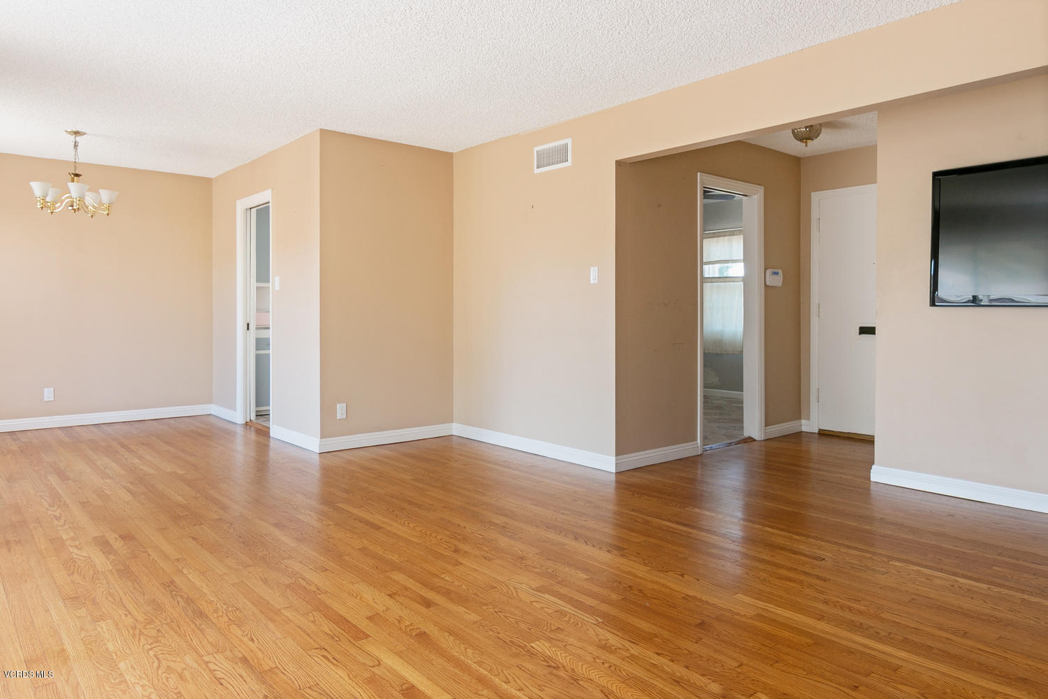 1119 West Roderick Avenue Oxnard, CA 93030 - Photo 4 of 26 1119 W Roderick Ave-006-017-LivingDining