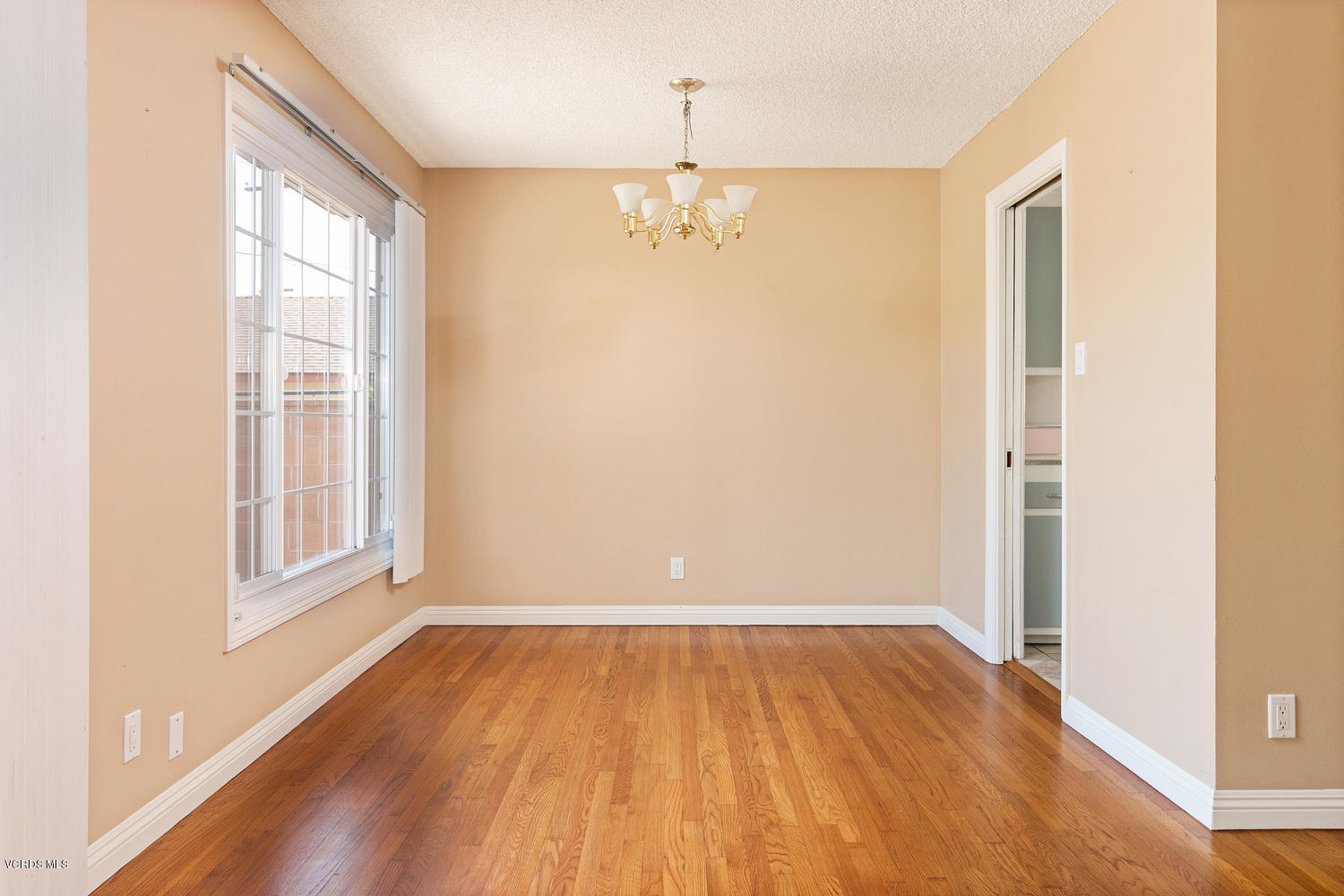1119 West Roderick Avenue Oxnard, CA 93030 - Photo 5 of 26 1119 W Roderick Ave-007-011-Dining Room-
