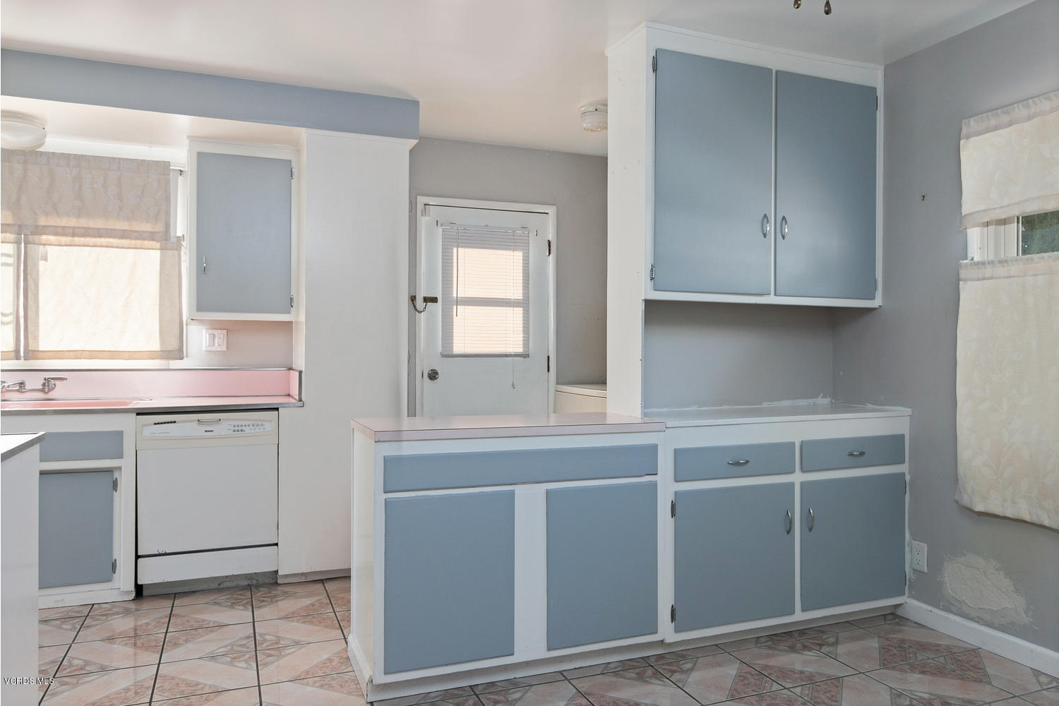 1119 West Roderick Avenue Oxnard, CA 93030 - Photo 7 of 26 1119 W Roderick Ave-009-027-Kitchen-MLS_
