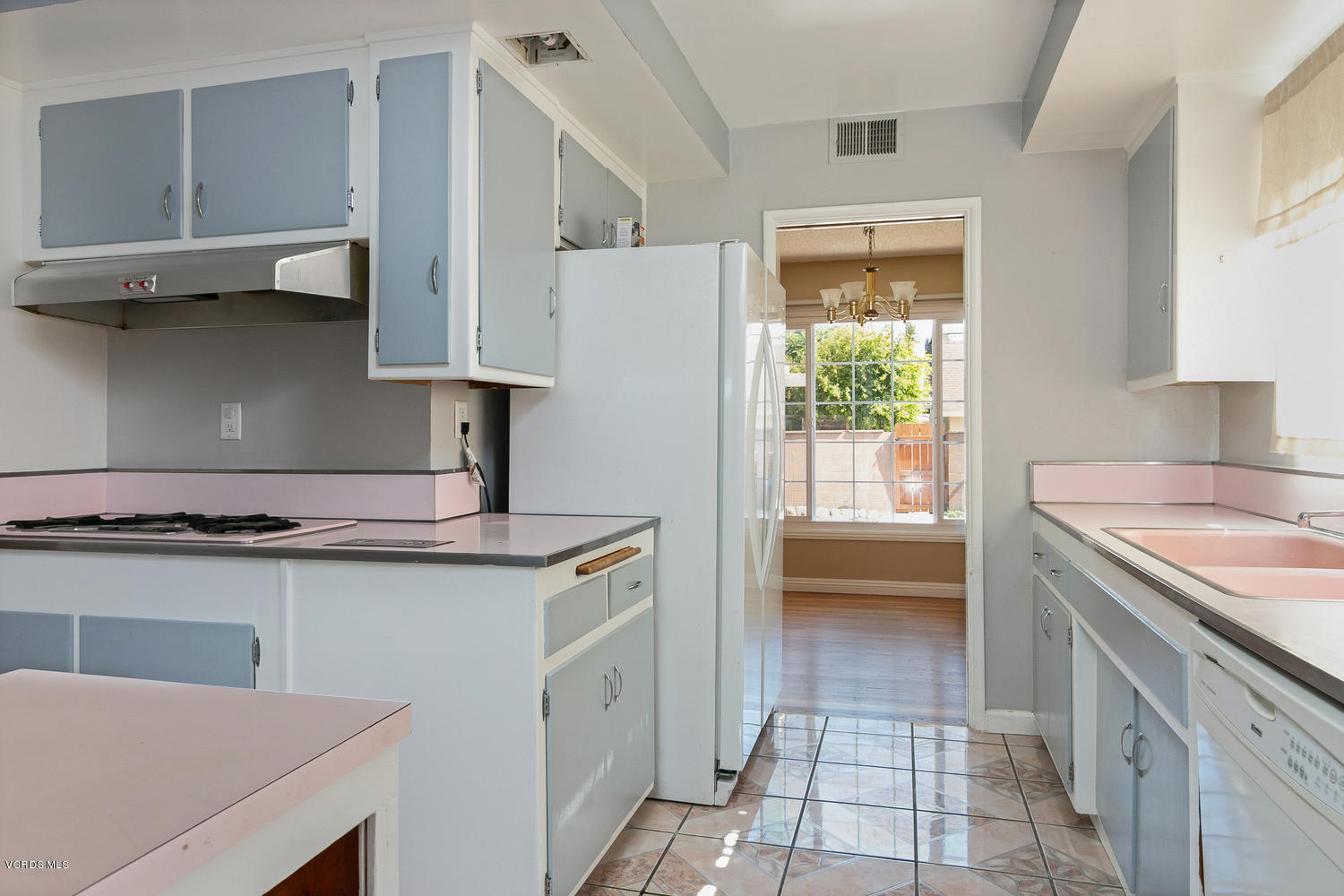 1119 West Roderick Avenue Oxnard, CA 93030 - Photo 8 of 26 1119 W Roderick Ave-010-010-Kitchen-MLS_