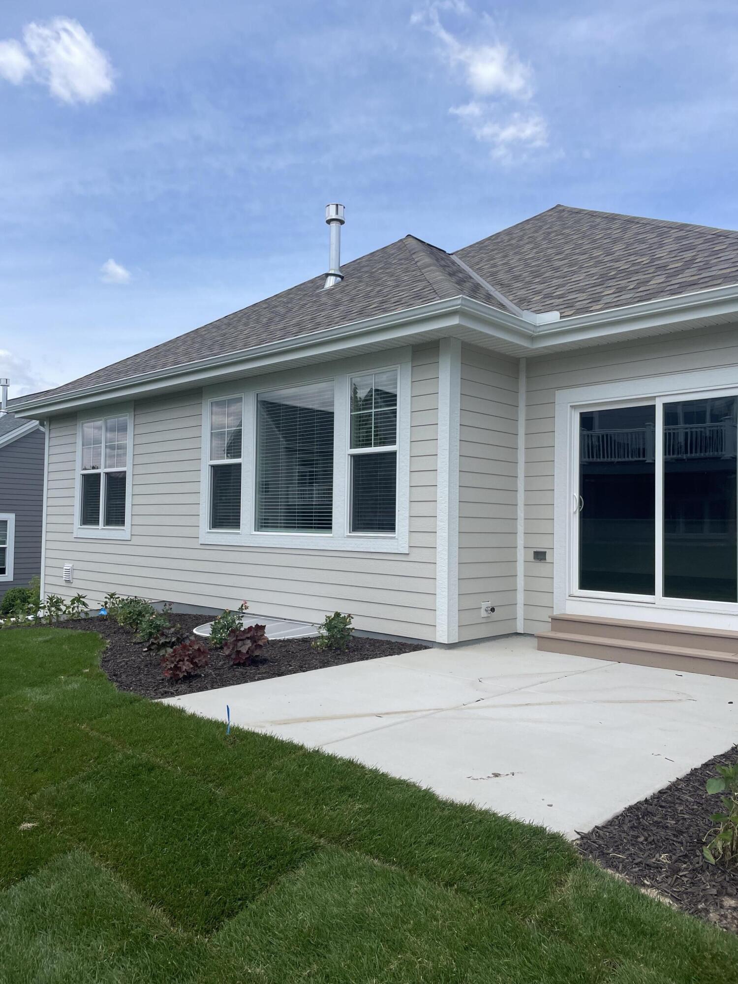 394 Sandy Circle Pewaukee, WI 53072 - Photo 9 of 34 Patio