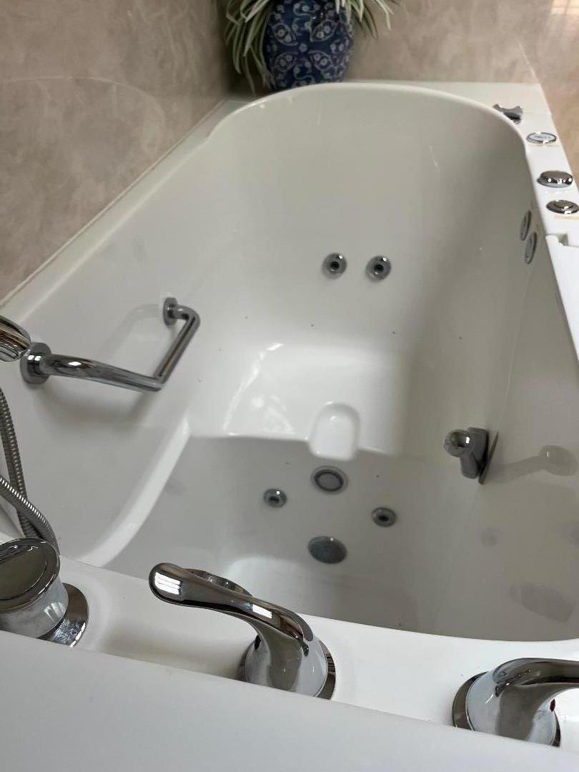 500 North Tully Road, Unit 39 Turlock, CA 95380 - Photo 22 of 32 a bathroom with a tub