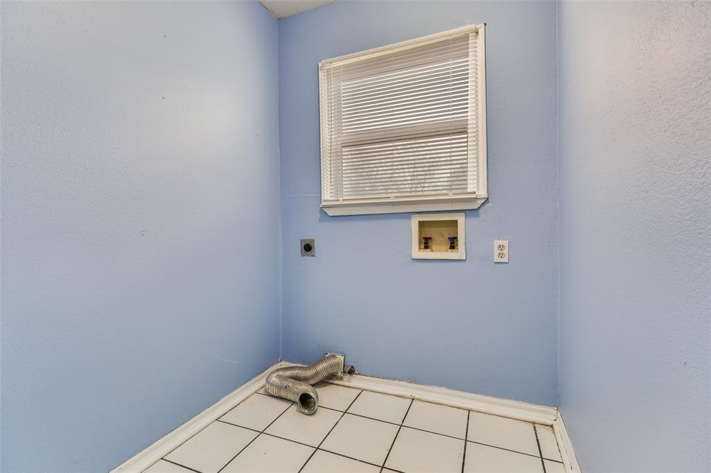 4022 Baker Avenue Dallas, TX 75212 - Photo 13 of 18 a view of an empty room with windows