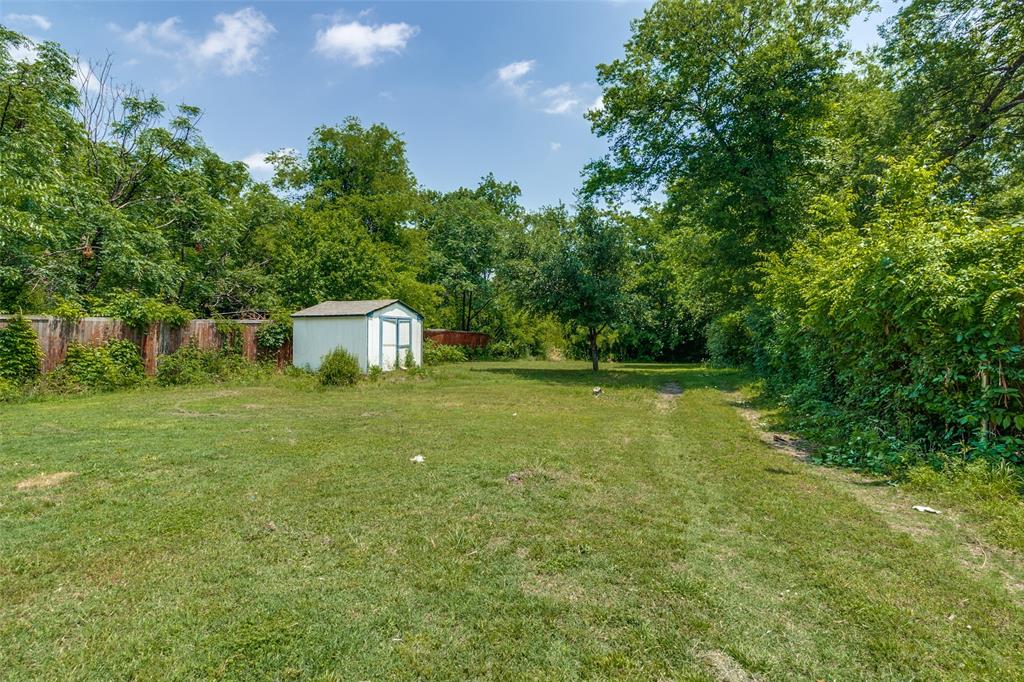4022 Baker Avenue Dallas, TX 75212 - Photo 15 of 18 a backyard of a house with lots of green space