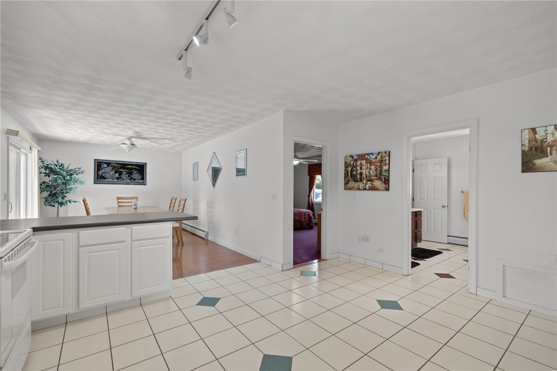 40 Conanicus Road Narragansett, RI 02882 - Photo 22 of 49 Eat-In Upstairs