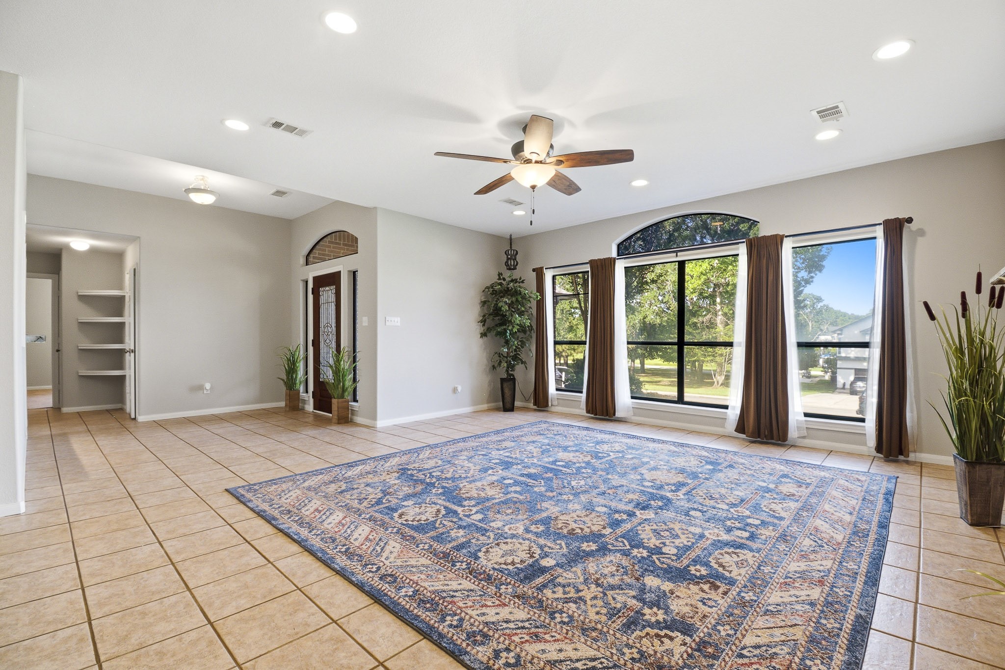 12557 Marina Loop Willis, TX 77318 - Photo 6 of 36 Family room