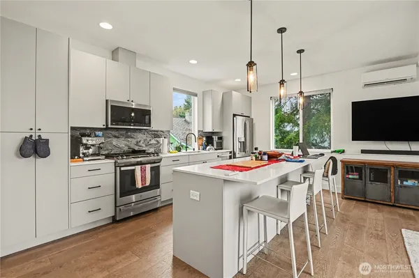 $3,950 | 933 North 91st Street, Unit B, Seattle, WA 98103