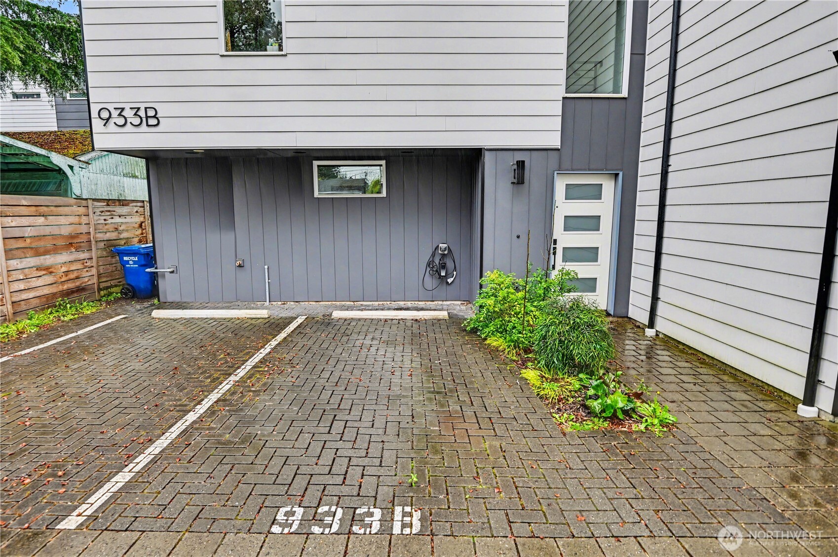 933 North 91st Street, Unit B Seattle, WA 98103 - Photo 2 of 26
