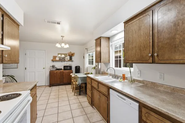 $910,655 | 10 West 9th Street, Clovis, CA 93612