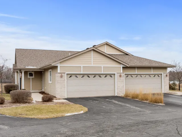 $484,900 | 1920 Ravenswood Lane, Manitowoc, WI 54220