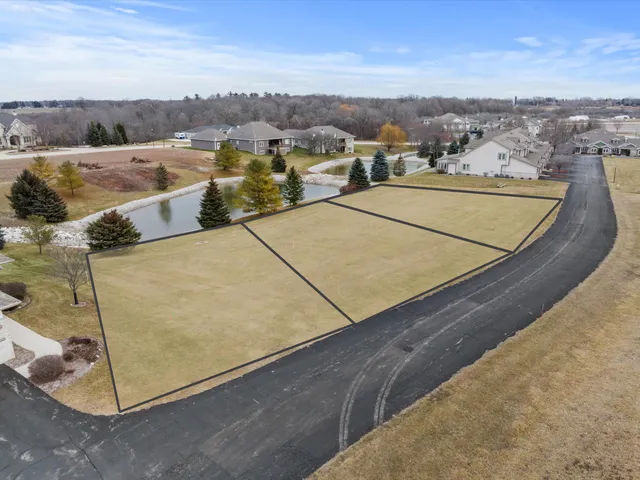 $484,900 | 1920 Ravenswood Lane, Manitowoc, WI 54220