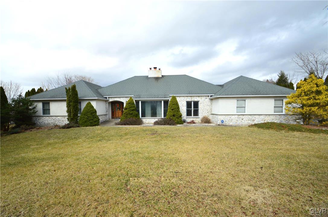 4678 Fairway Road Bethlehem, PA 18020 - Photo 2 of 19 Gallery Image 2
