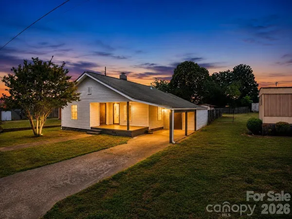 $215,000 | 3620 2nd Avenue Southwest, Hickory, NC 28602