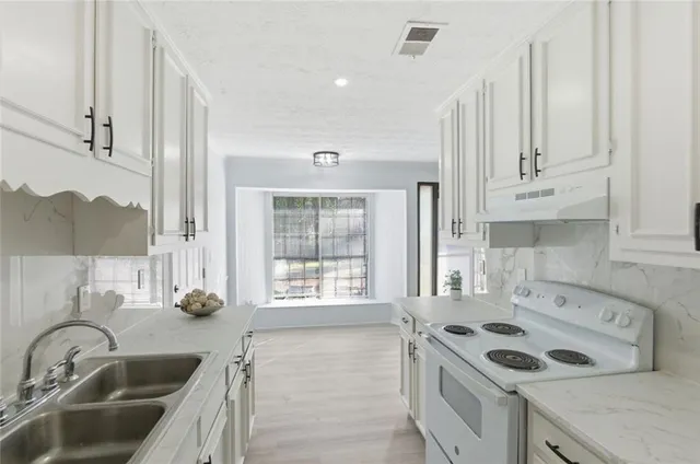 $279,900 | 1999 Sewing Circle, Lithonia, GA 30058