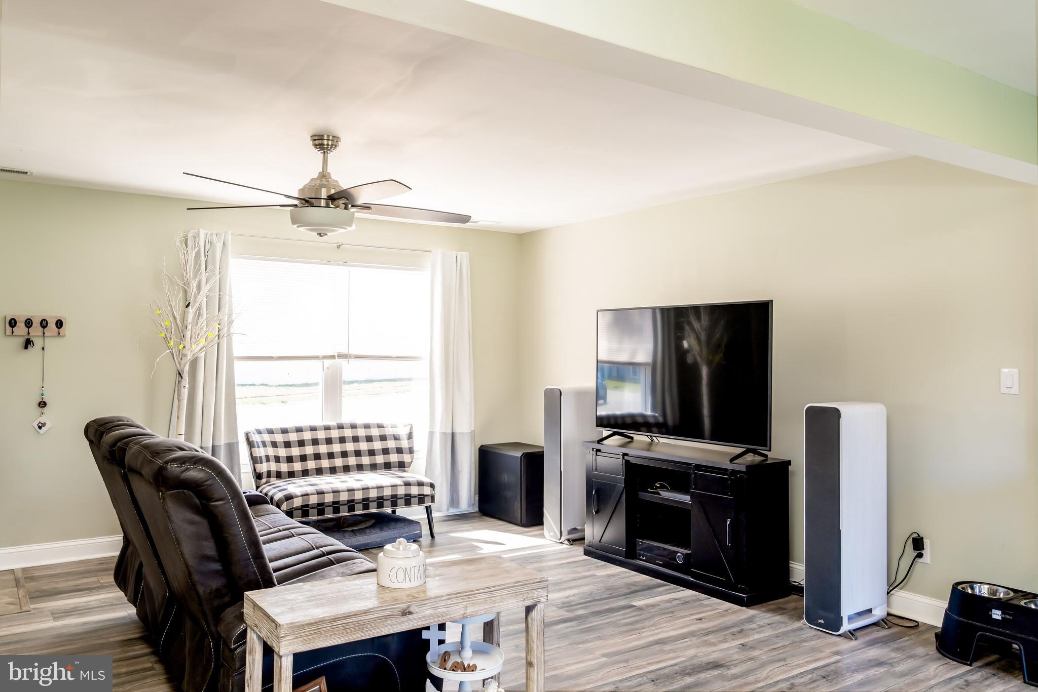 27 Jackson Lane Sicklerville, NJ 08081 - Photo 18 of 22 Main level living room