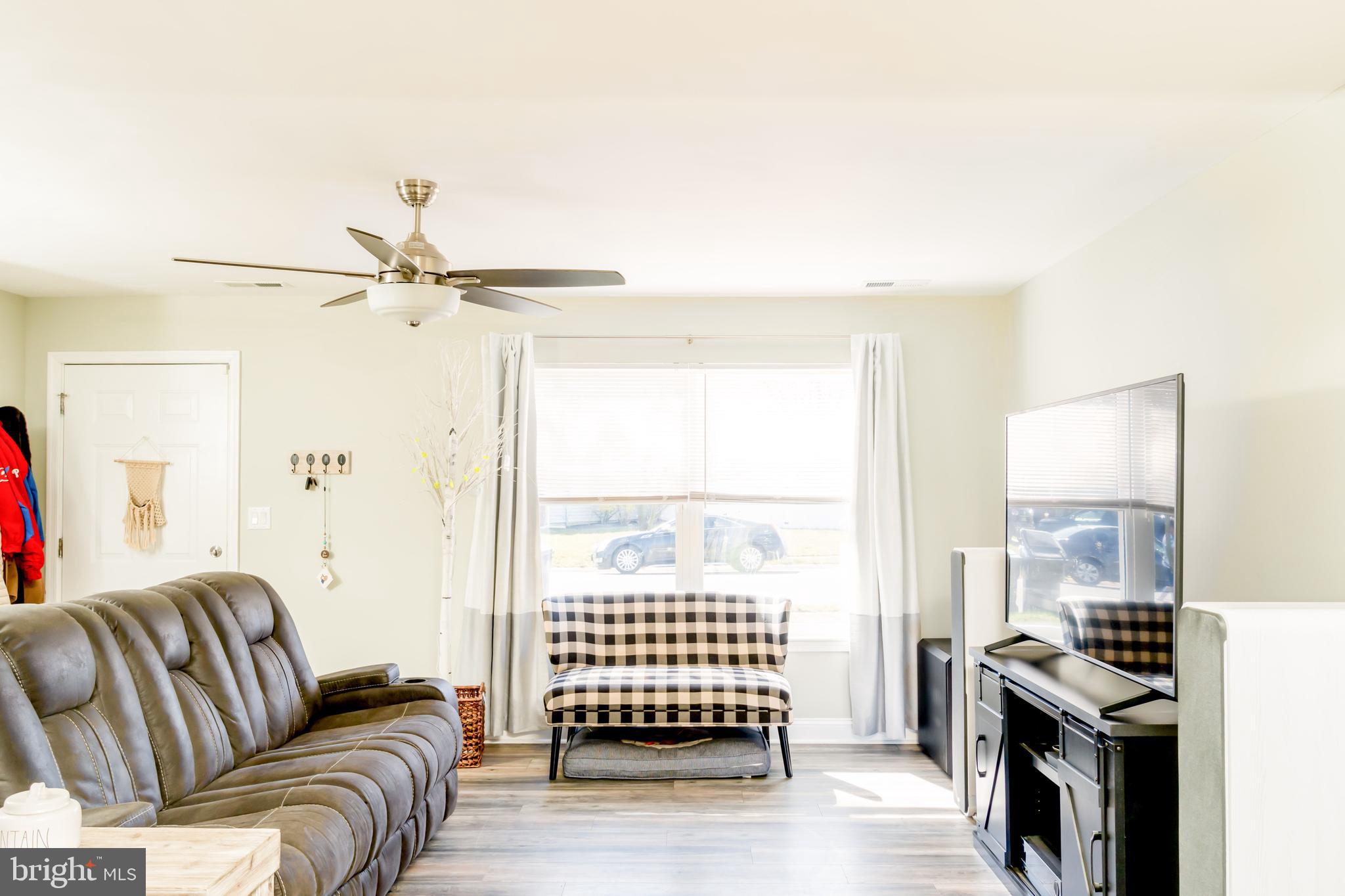 27 Jackson Lane Sicklerville, NJ 08081 - Photo 2 of 22 Main level