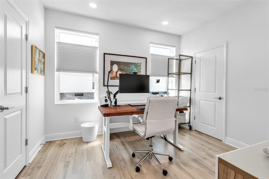 2554 Ruffing Court Sarasota, FL 34237 - Photo 26 of 32 a workspace with furniture and window