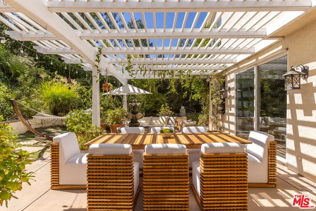 $1,695,000 | 5985 Vista De La Luz, Woodland Hills, CA 91367