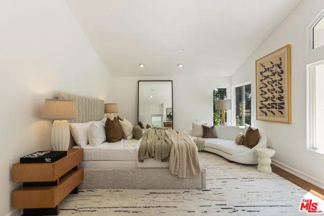 $1,695,000 | 5985 Vista De La Luz, Woodland Hills, CA 91367