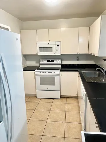 $2,000 | 4394 Northwest 9th Avenue, Unit 212A, Deerfield Beach, FL 33064
