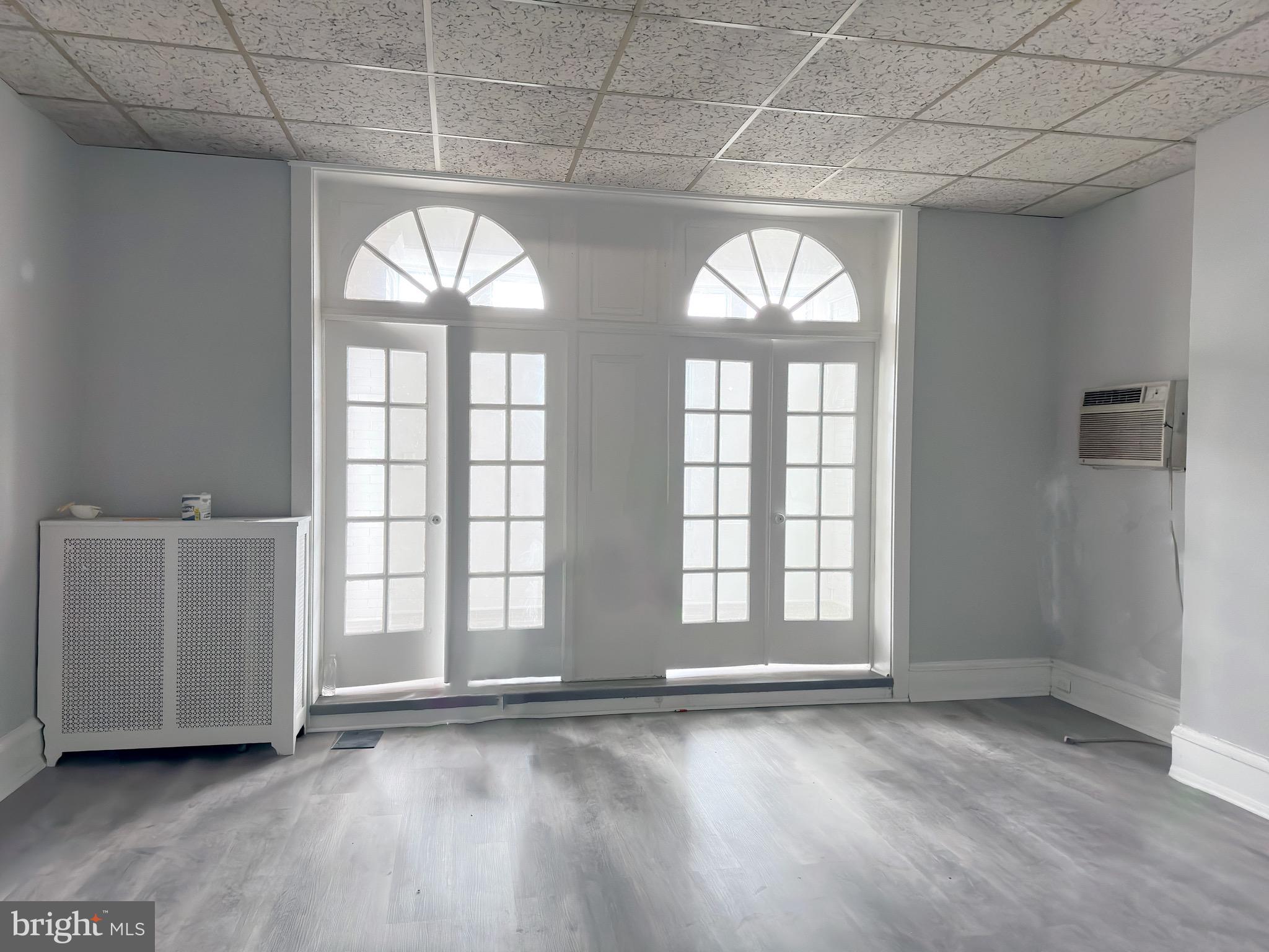 5424 Walnut Street Philadelphia, PA 19139 - Photo 4 of 7 an empty room with windows and closet