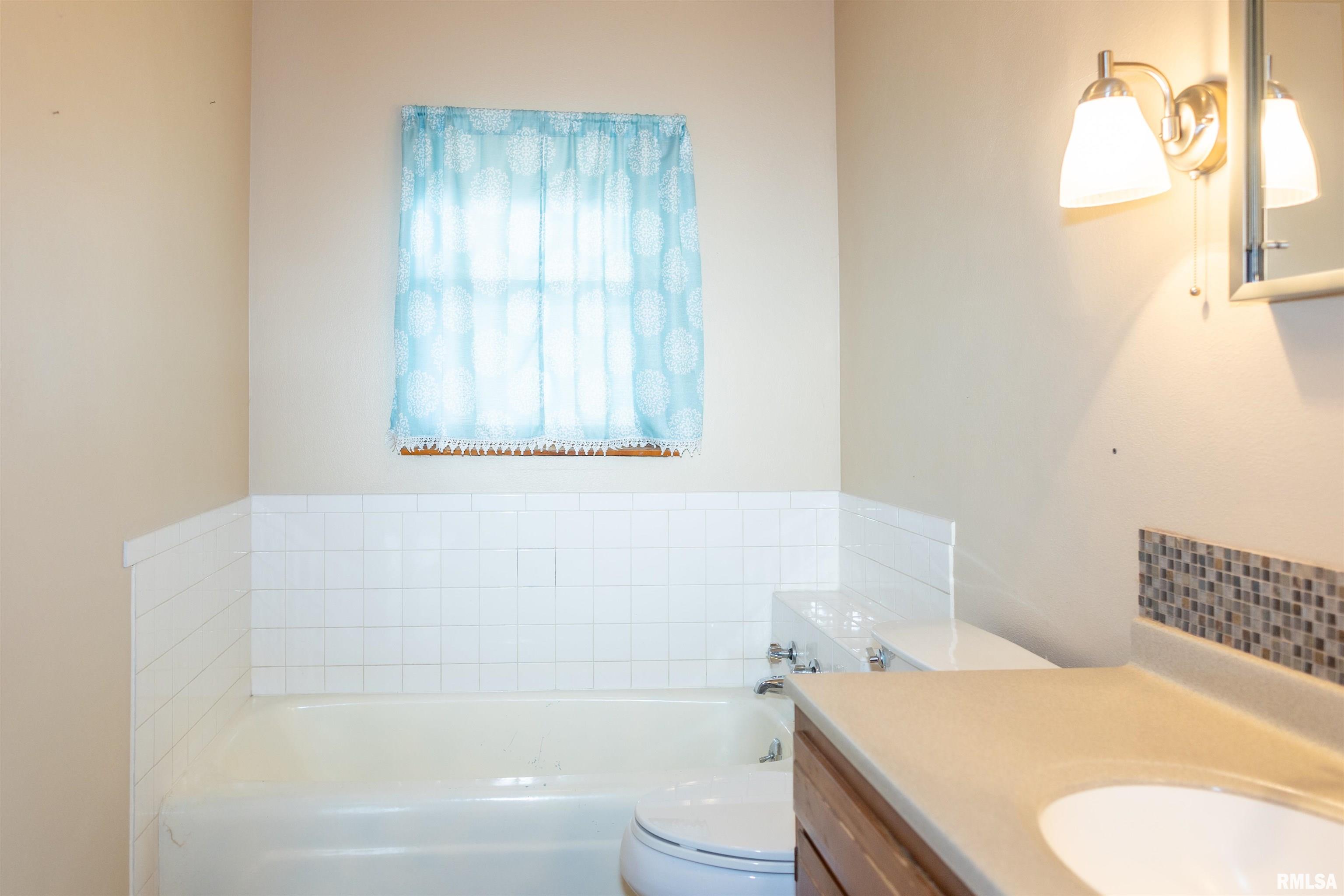 966 North 7th Avenue Canton, IL 61520 - Photo 10 of 57