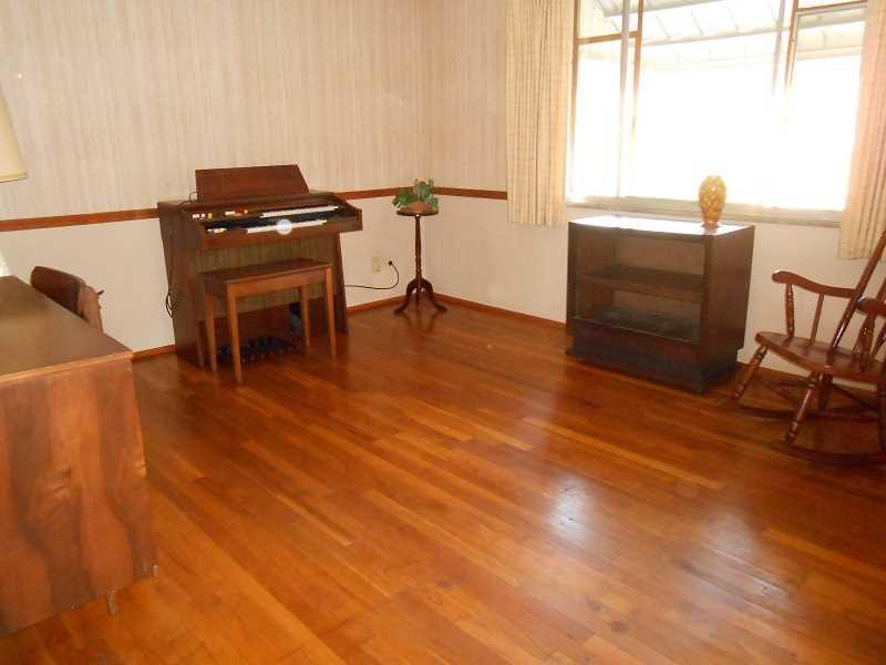 1410 Universal Road Penn Hills, PA 15235 - Photo 3 of 25 Living Room.
