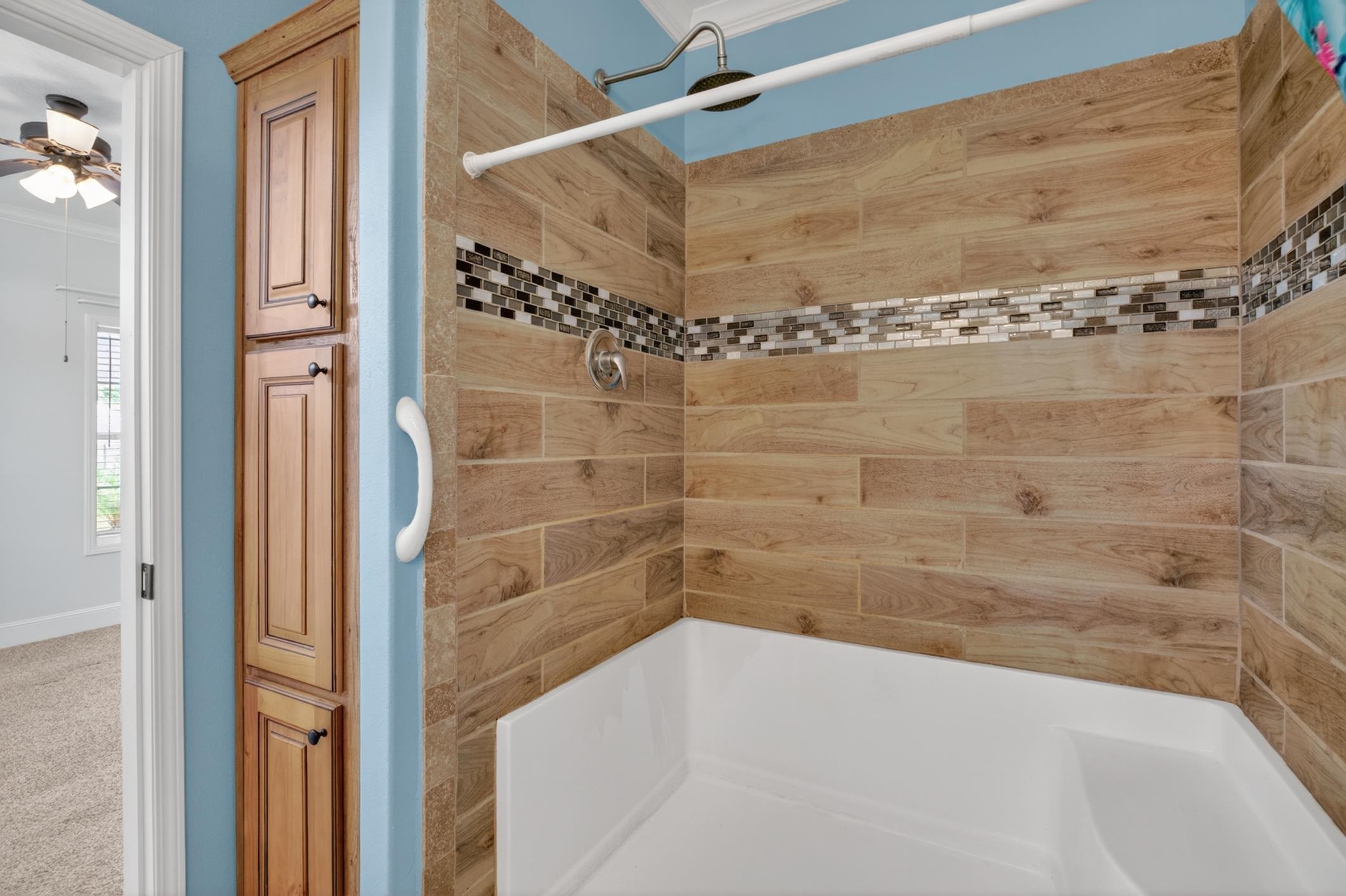 101 Trout Trail Crescent City, FL 32112 - Photo 16 of 45 a bathroom with a bathtub