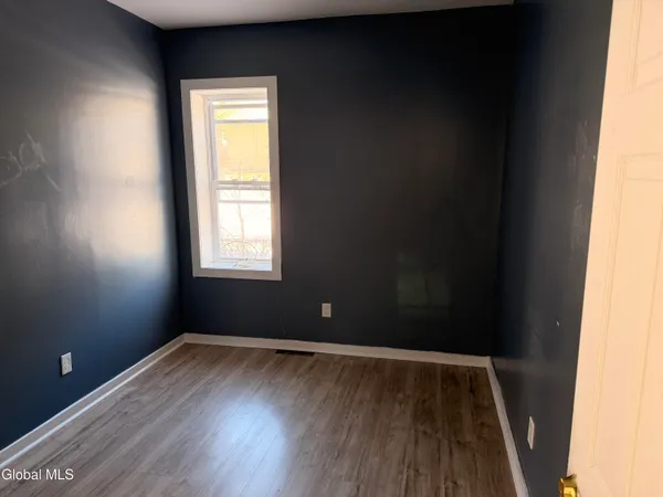 $1,200 | 8 Gardiner Street, Unit LOWR, Amsterdam, NY 12010