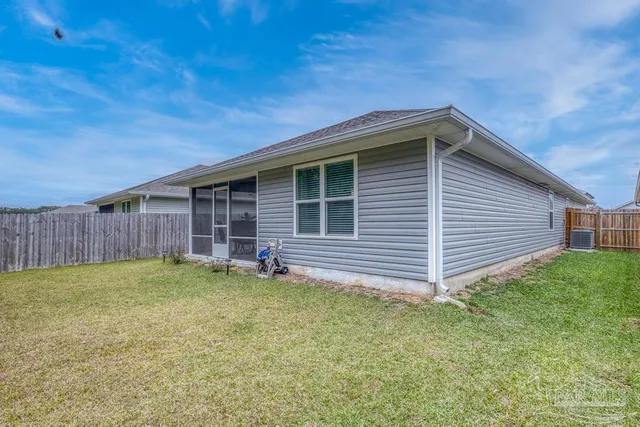 a view of a backyard