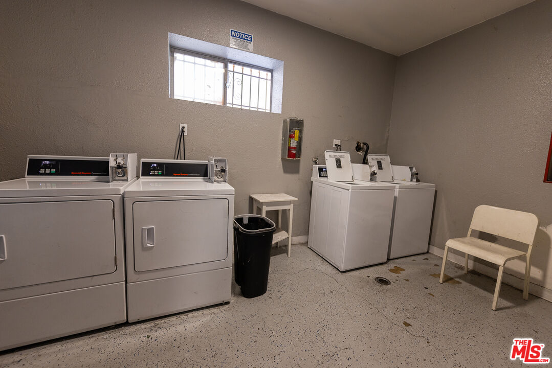 947 South Westmoreland Avenue, Unit 310 Los Angeles, CA 90006 - Photo 12 of 17 a utility room with dryer and washer