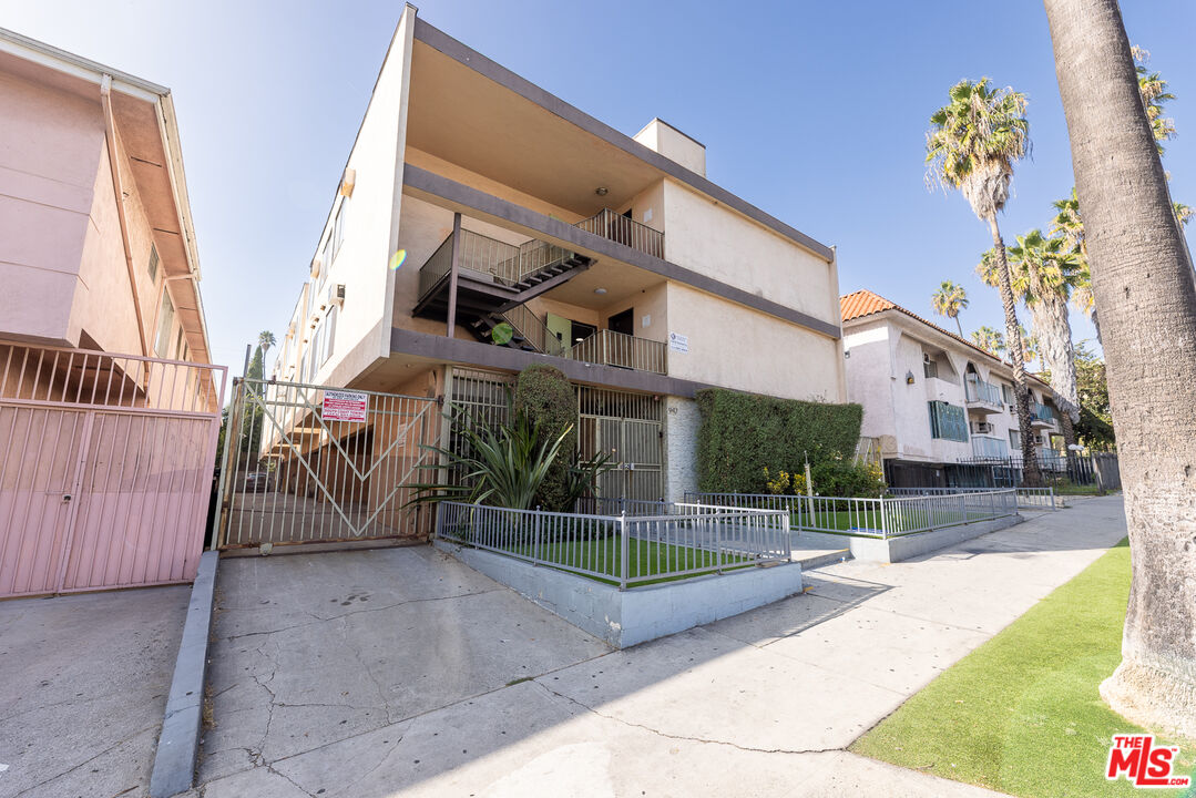 947 South Westmoreland Avenue, Unit 310 Los Angeles, CA 90006 - Photo 14 of 17 a view of a house with a park