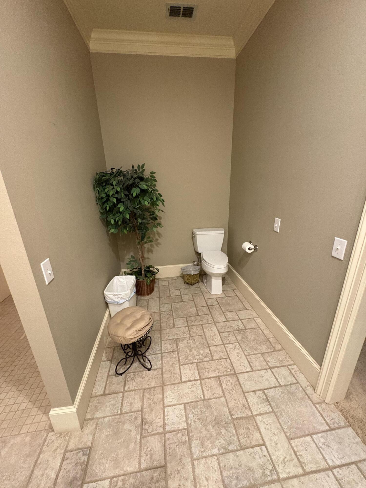 880 Highway 83 Loop, TX 79342 - Photo 27 of 34 Toilet