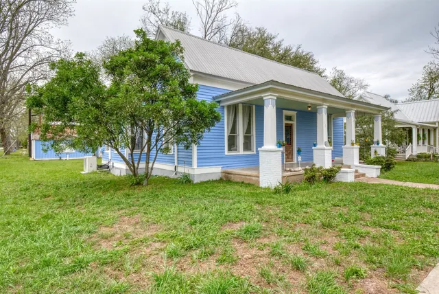 $299,999 | 501 Burleson Street, Smithville, TX 78957