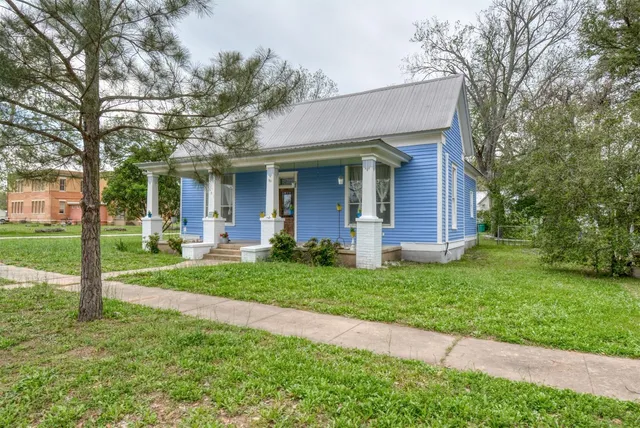 $299,999 | 501 Burleson Street, Smithville, TX 78957