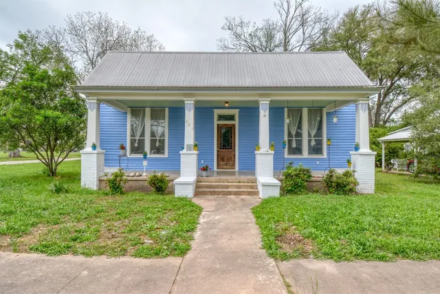 $299,999 | 501 Burleson Street, Smithville, TX 78957