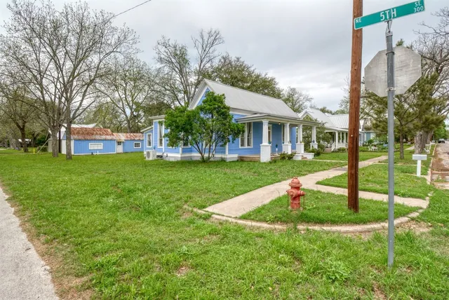 $299,999 | 501 Burleson Street, Smithville, TX 78957