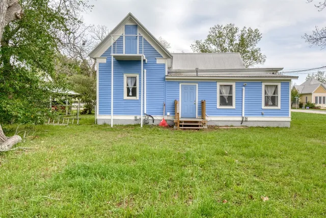 $299,999 | 501 Burleson Street, Smithville, TX 78957