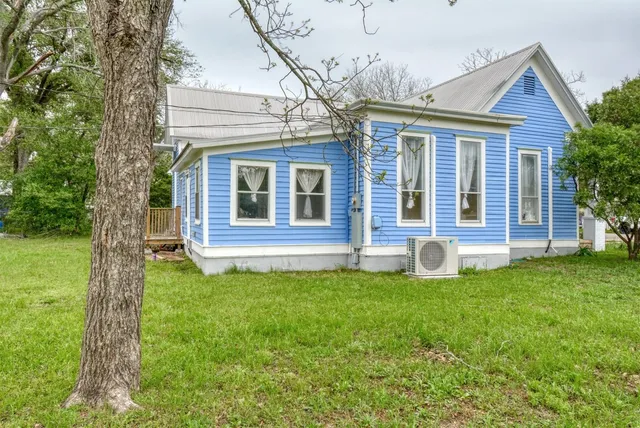 $299,999 | 501 Burleson Street, Smithville, TX 78957