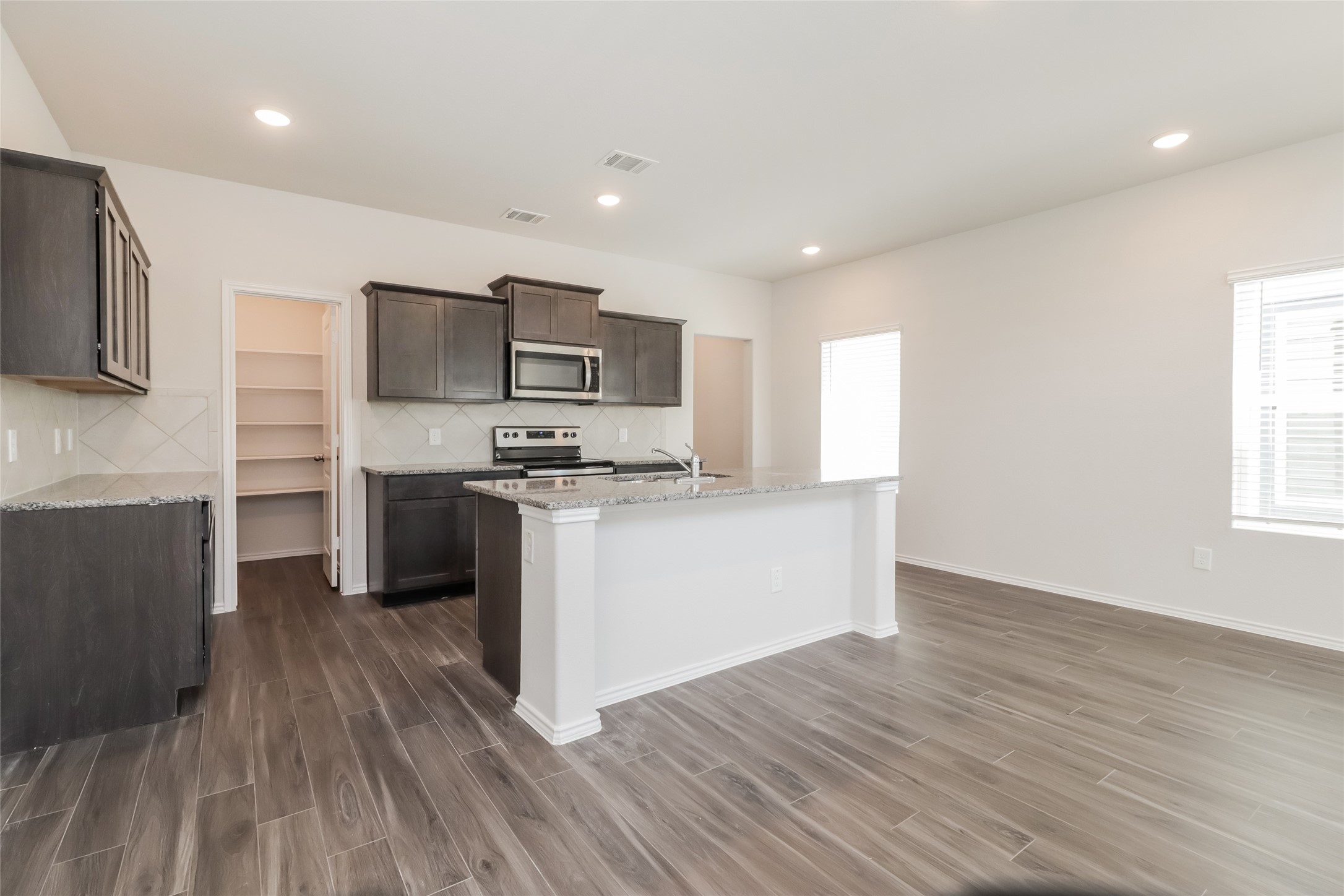 15358 Estrella Road West Houston, TX 77073 - Photo 5 of 15 Photos may be representative of the floor plan and not the exact home. Finishes, layout, and features of the actual property for lease may vary.