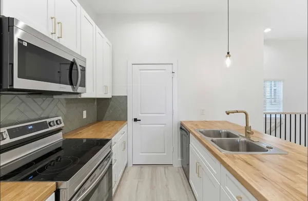 $479,999 | 7809 Dyer Street, Houston, TX 77088
