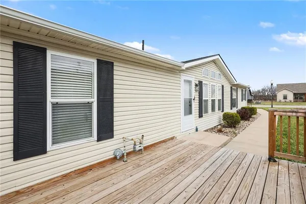 $220,000 | 1002 North White Oaks Lane, Oak Grove, MO 64075