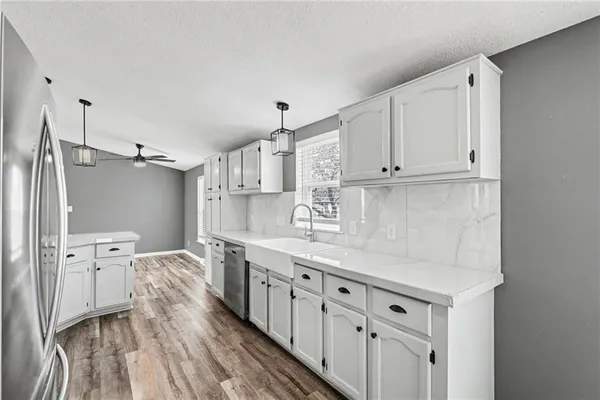 $220,000 | 1002 North White Oaks Lane, Oak Grove, MO 64075
