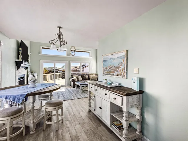 $3,250 | 334 Paradise Drive, Tiki Island, TX 77554