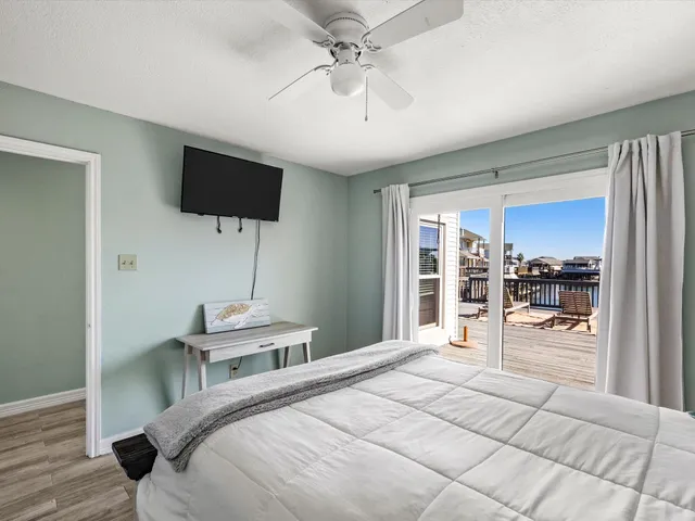 $3,250 | 334 Paradise Drive, Tiki Island, TX 77554