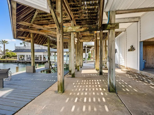 $3,250 | 334 Paradise Drive, Tiki Island, TX 77554