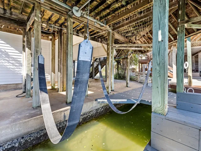 $3,250 | 334 Paradise Drive, Tiki Island, TX 77554